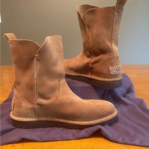 Light weight Ugg ankle boots great with jeans!